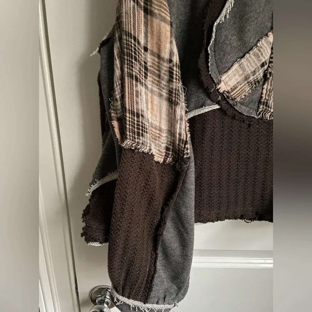 Distressed peace sign sweater - Picture 4 of 5